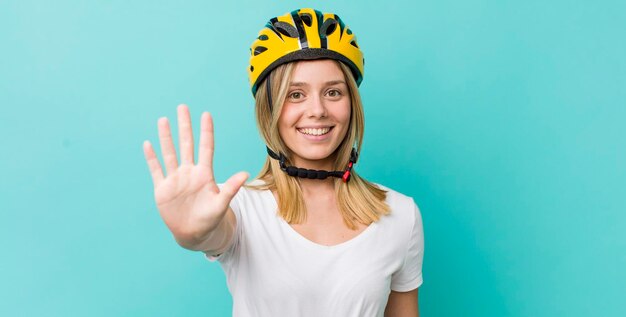 Hübsche blonde Frau lächelt und sieht freundlich aus und zeigt das Fahrradkonzept Nummer fünf