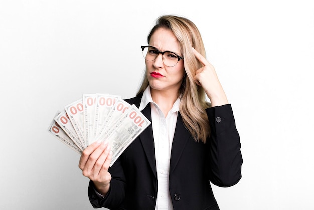 Hübsche blonde Frau mit Dollarbanknoten