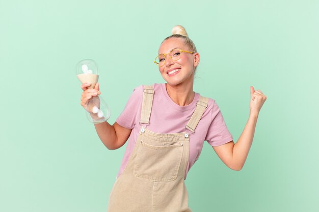 Hübsche blonde Frau mit Sanduhr