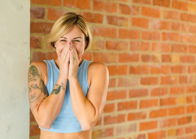 Foto hübsche blonde frau zu hause