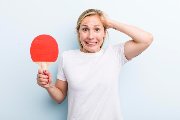 Hübsche blonde junge erwachsene Frau Ping-Pong-Konzept