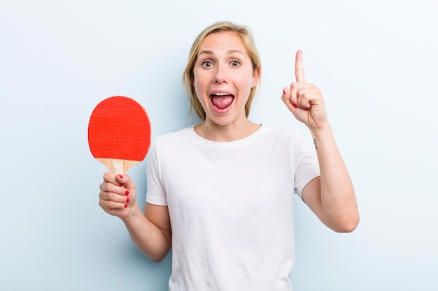 Hübsche blonde junge erwachsene Frau Ping-Pong-Konzept