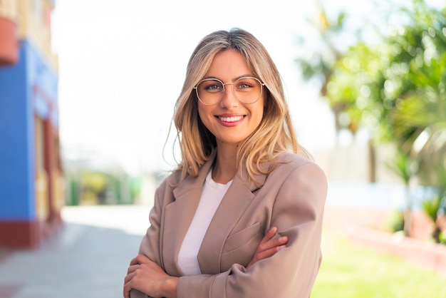 Hübsche blonde Uruguayerin mit Brille und glücklichem Gesichtsausdruck