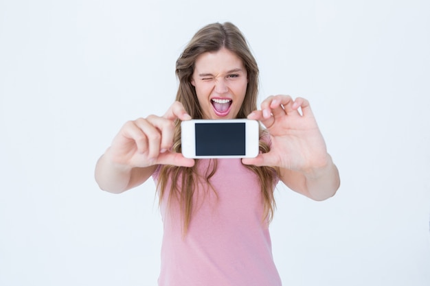 Hübsche Blondine, die ein selfie von sich nimmt