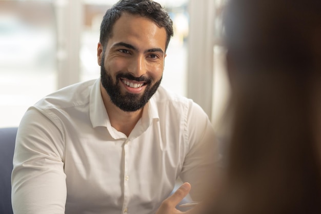 Hübsche brünette männliche Person, die seinen Partner anschaut