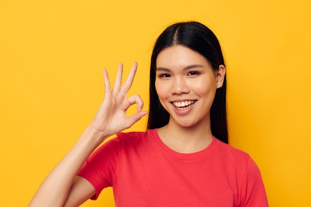 Hübsche brünette rote T-Shirts, die das Studiomodell im modernen Stil unverändert posieren