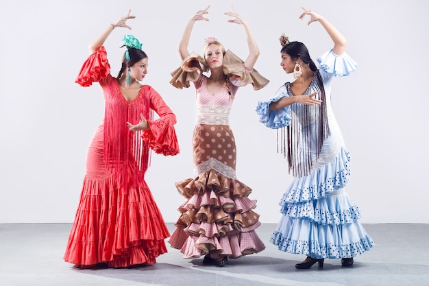 Hübsche drei junge Flamenco-Tänzerin im schönen Kleid.