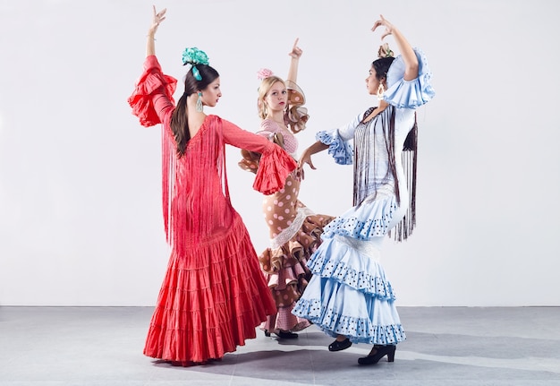 Hübsche drei junge Flamenco-Tänzerin im schönen Kleid.