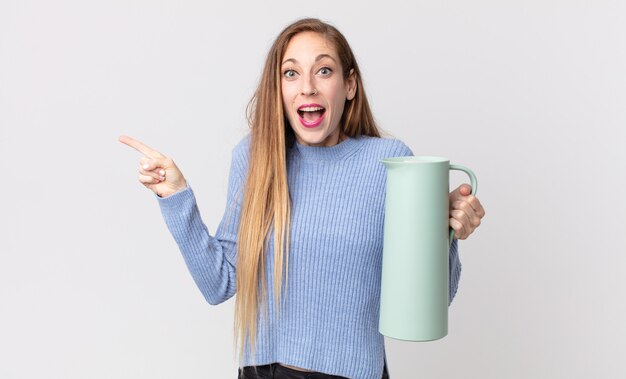 Foto hübsche dünne frau mit einer kaffee-thermoskanne