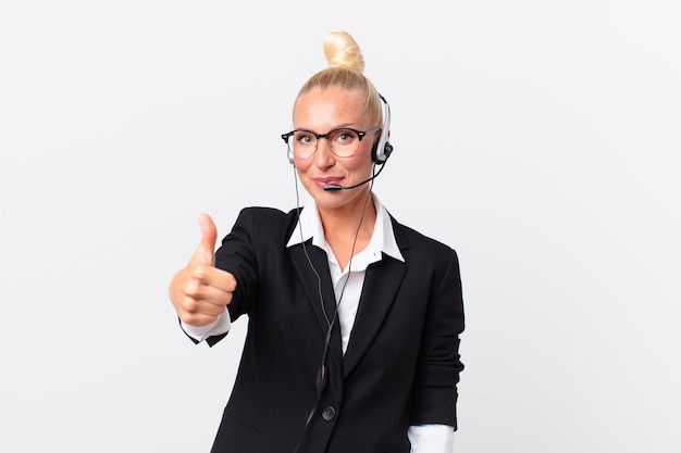 Hübsche erwachsene Frau mit funktionierendem Headset