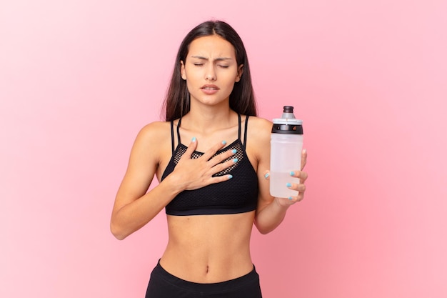 hübsche Fitnessfrau mit Wasserflasche