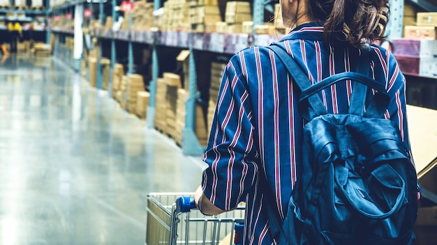 hübsche Frau, die auf dem Einkaufen geht und im Möbelgeschäft für ihre Wohnung wählt