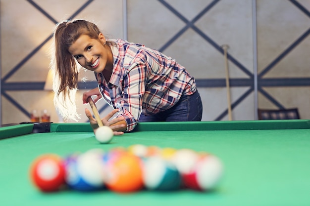 hübsche Frau, die Billard spielt