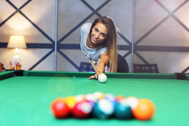 hübsche Frau, die Billard spielt