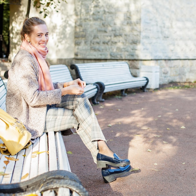 Hübsche Frau, die im Park ruht