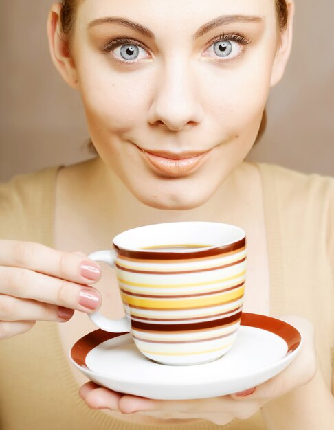 hübsche Frau, die Kaffee trinkt