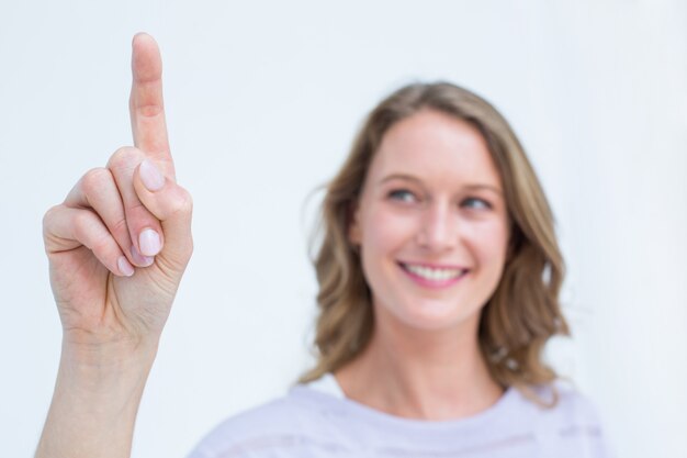 Foto hübsche frau, die mit ihrem finger zeigt