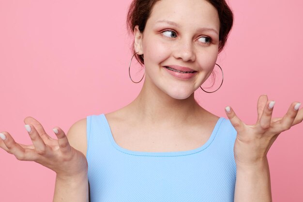 Hübsche Frau, die Mode im modernen Stil posiert, isolierte Hintergründe unverändert