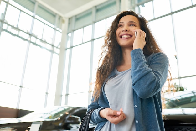 Hübsche Frau, die neues Auto wählt