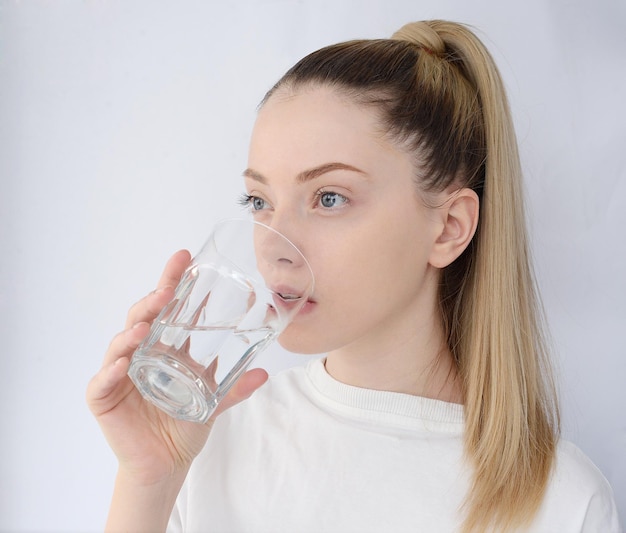 hübsche Frau, die Quellwasser trinkt