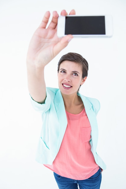 Hübsche Frau, die selfie nimmt