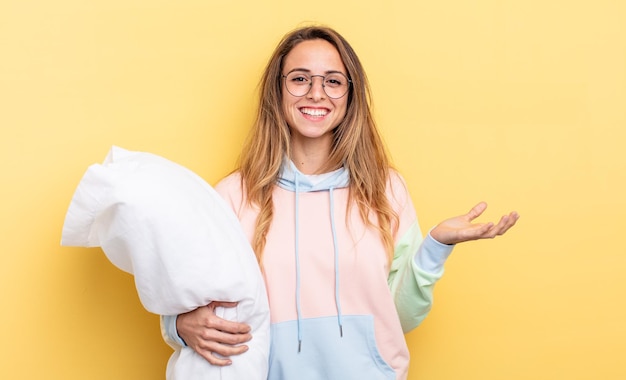 Foto hübsche frau, die sich glücklich fühlt, überrascht, eine lösung oder idee zu verwirklichen. pyjama-konzept