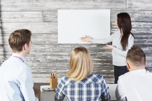 Hübsche Frau, die Whiteboard zeigt