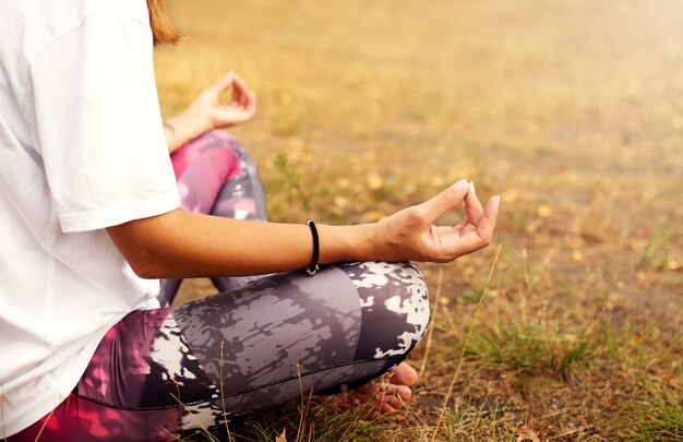 Hübsche Frau, die Yogaübungen im Park macht