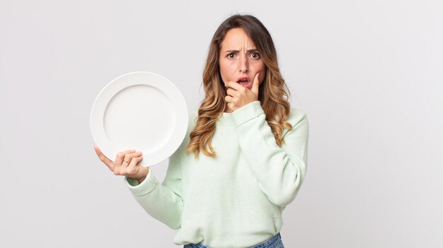 hübsche Frau gegen flache Wand