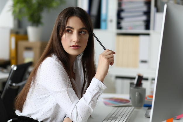 Hübsche Frau hält Stift