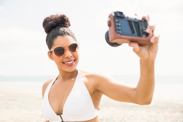 Hübsche Frau im Bikini, der selfie nimmt