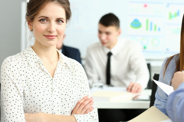 Foto hübsche frau im büro