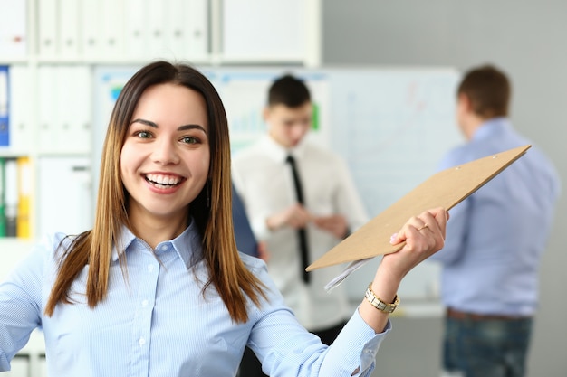 Hübsche Frau im freundlichen Büro