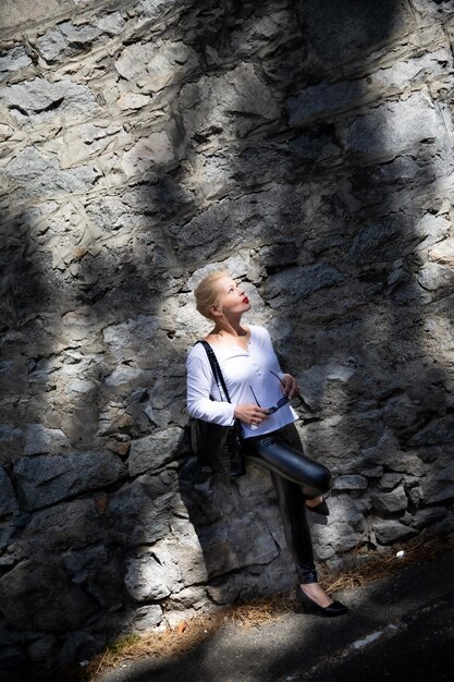 Hübsche Frau im Schatten