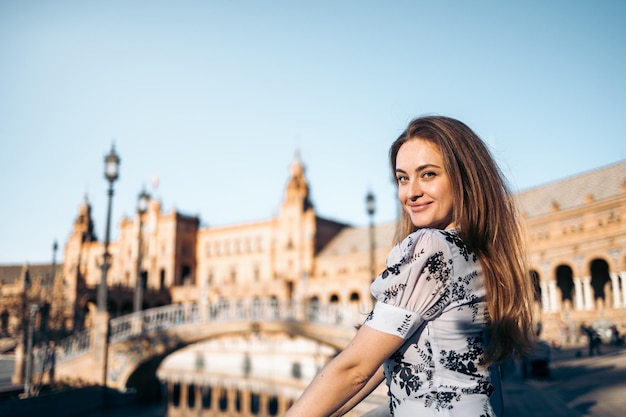 Hübsche Frau im Urlaub in Europa, die die Plaza de Espana in Sevilla besucht