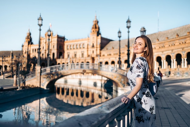 Hübsche Frau im Urlaub in Europa genießt die Stadt Sevilla in Spanien