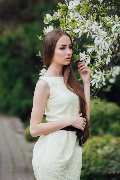 Hübsche Frau im weißen Kleid