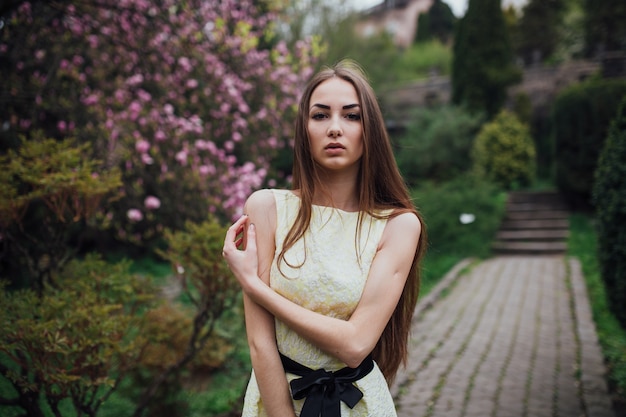 Hübsche Frau im weißen Kleid