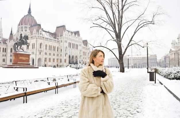 Hübsche Frau im Winter