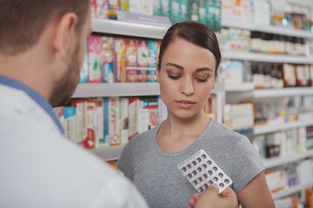 Hübsche Frau in der Apotheke einkaufen