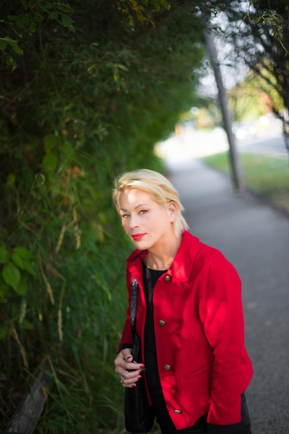 Hübsche Frau in einem Park