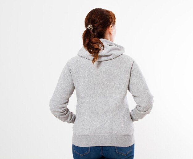 hübsche Frau in grauem Pullover mit Kapuzen, Mockup, Rücksicht