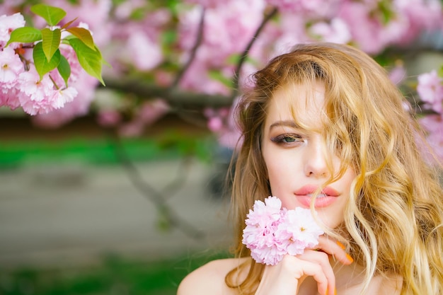 Hübsche Frau in rosa Blüte