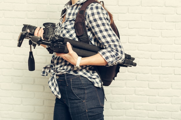 Hübsche Frau ist ein professioneller Fotograf mit DSLR-Kamera