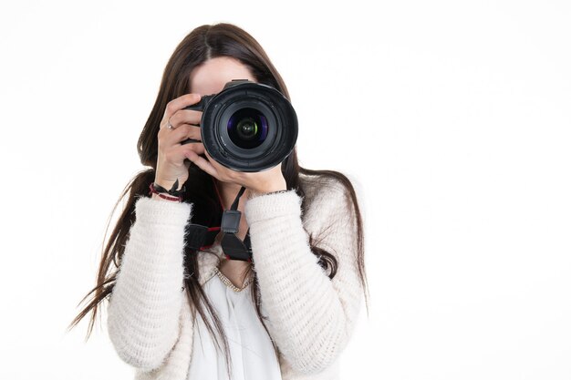 Hübsche Frau ist ein professioneller Fotograf mit SLR-Kamera