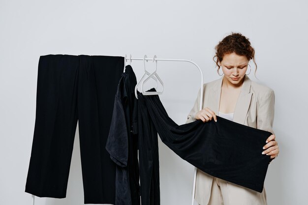 Hübsche Frau Kleidung passenden eleganten Stil Anzug Mode Studio hellen Hintergrund unverändert