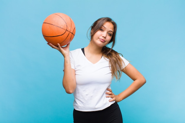 Hübsche Frau mit einem Basketballball