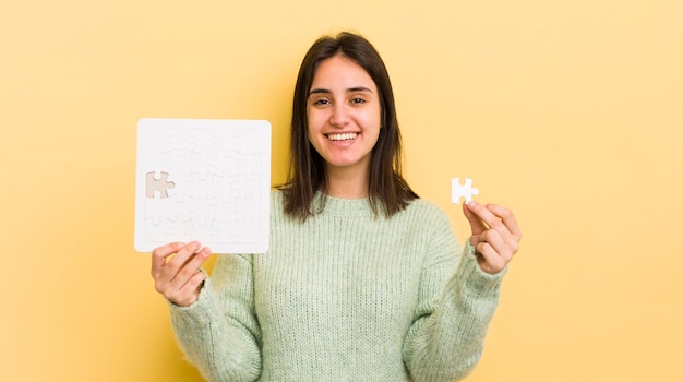 Hübsche Frau mit einem Puzzlespiel