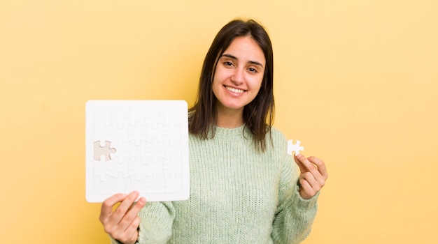 Hübsche Frau mit einem Puzzlespiel