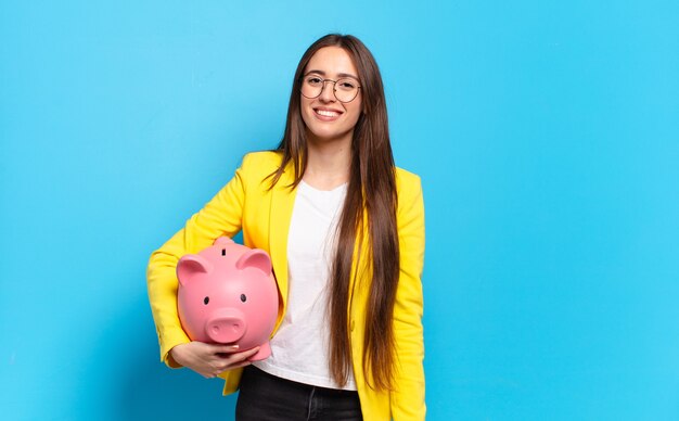 Hübsche Frau mit einem Sparschwein